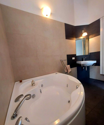 Bathroom 3, Casa Flora, Taranto