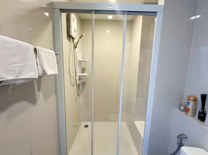 Bathroom 5, The Base Central Pattaya Holiday ML, Pattaya
