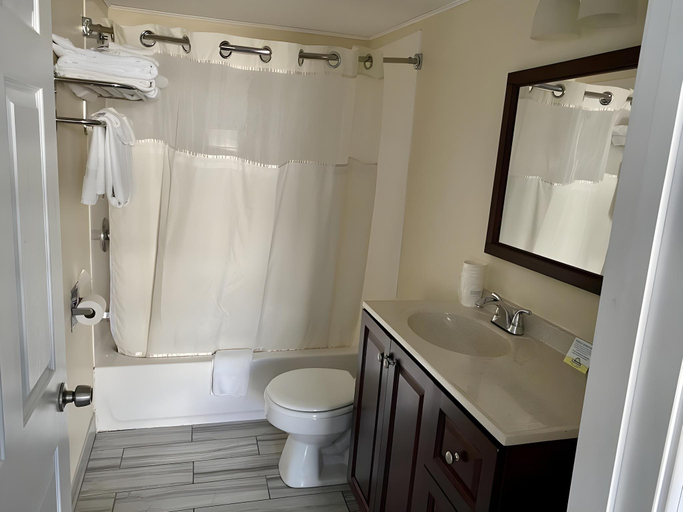 Bathroom 2, Days Inn by Wyndham Lincoln, Grafton