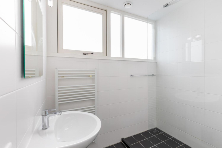 Bathroom, Welcome in - Strandvilla's dichtbij het strand - Vakantiepark Zonnedorp Renesse, Schouwen-Duiveland