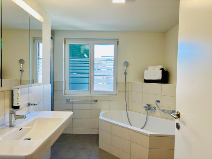 Bathroom 3, TONIGHT Apartments, Arlesheim