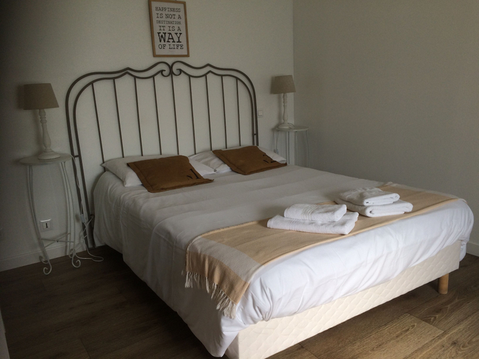 Bedroom 5, Hotel Les Voyageurs, Vendée