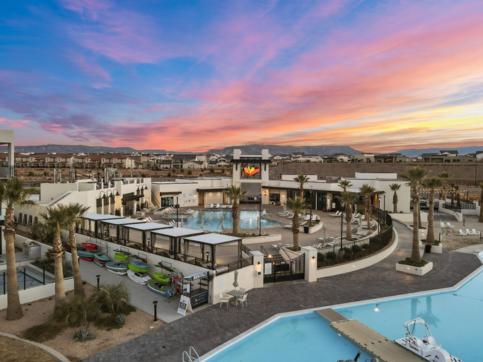 Pool 2, Lagoon Breeze 2 Bedroom Condo, Washington