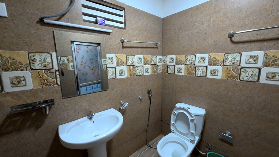 Bathroom 3, Meegahapokuna Resort, N. Palatha Central