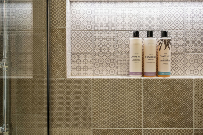 Bathroom amenities 3, Stunning 6 BB Cottage & Annexe, Oxfordshire