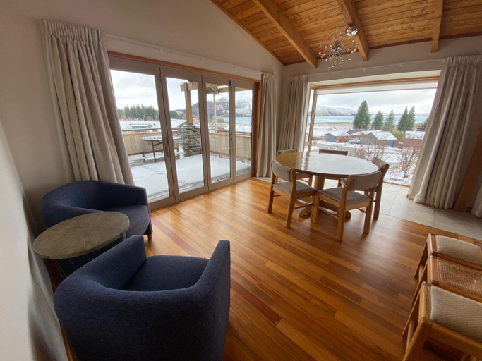 4, Glacier Rock Lakeview House, Mackenzie