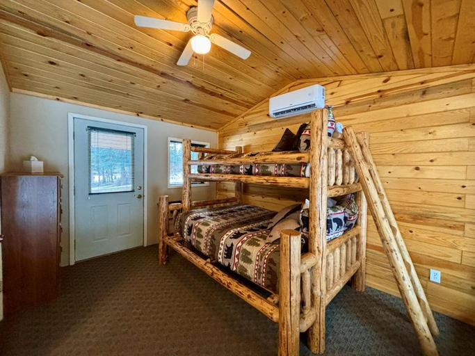 Bedroom 2, Riverfront Motel & Cabins, Sanders