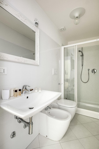 Bathroom 4, Cavalieri's Grand, Bologna