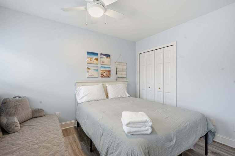 Room 3, Sea Bright Gem Steps To Beach + Parking 4 Bedroom Home, Monmouth