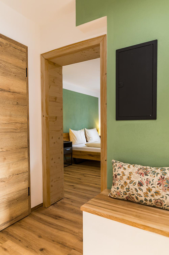Bedroom 2, Hotel Garni Edelweiß, Traunstein