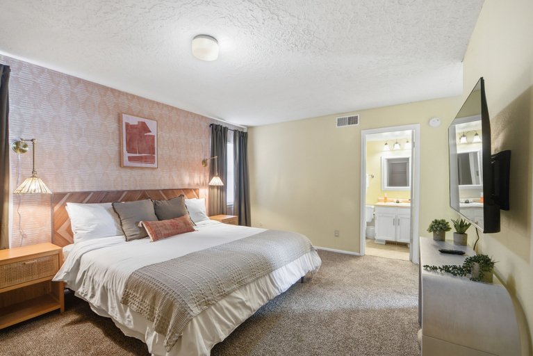 Room 5, Albuquerque Escape Hot Tub + Atrium 4 Bedroom Home, Bernalillo
