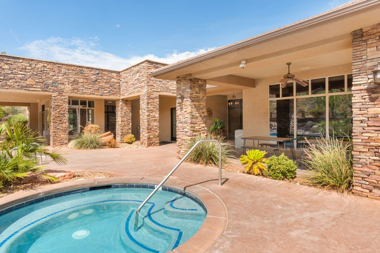 Pool 2, Copper House 2 Bedroom Condo, Washington