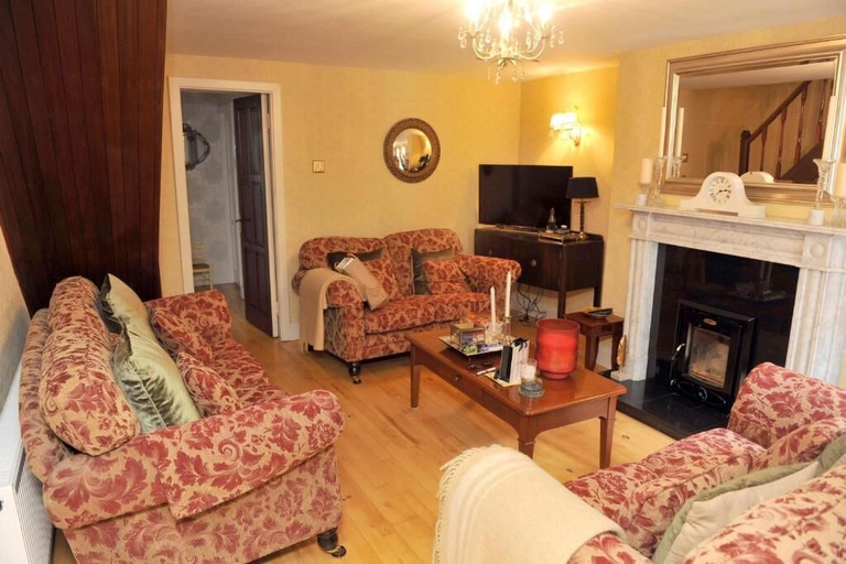 Living area, Ivy Cottage Killarney National Park