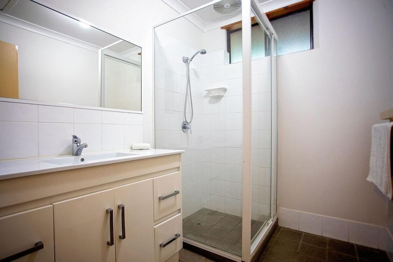 Bathroom 5, Hopetoun Motel & Chalet Village, Ravensthorpe