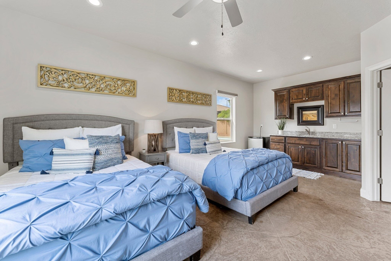 Room 5, Lakeside Oasis At Sand Hollow 4 Bedroom Home, Washington