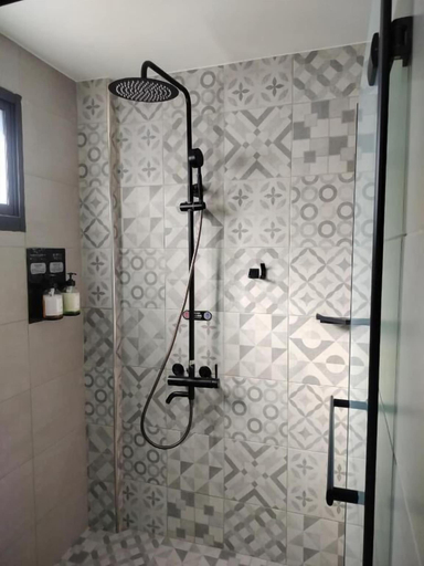 Bathroom 3, No. 50 Xiaodao, Pingtung