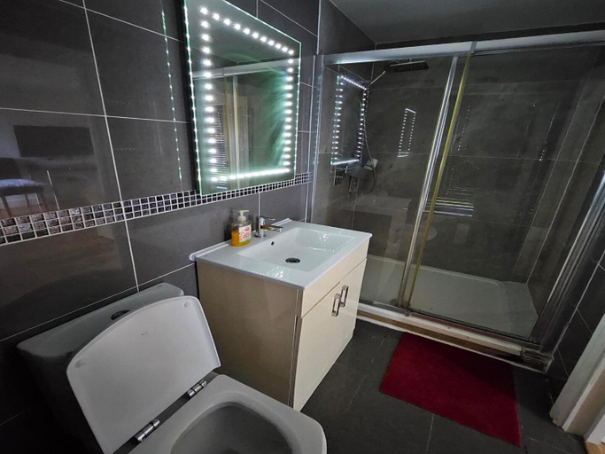 Bathroom 4, Standard Single Room - Shared, Windsor and Maidenhead