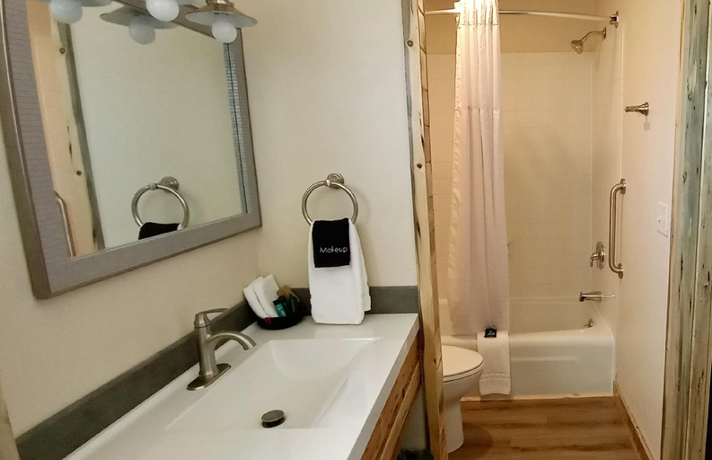 Bathroom 4, Horseshoe Bend Motel, Big Horn