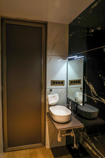Bathroom, Glitz by Revansh Rooms-Alibaug Sea, Raigarh