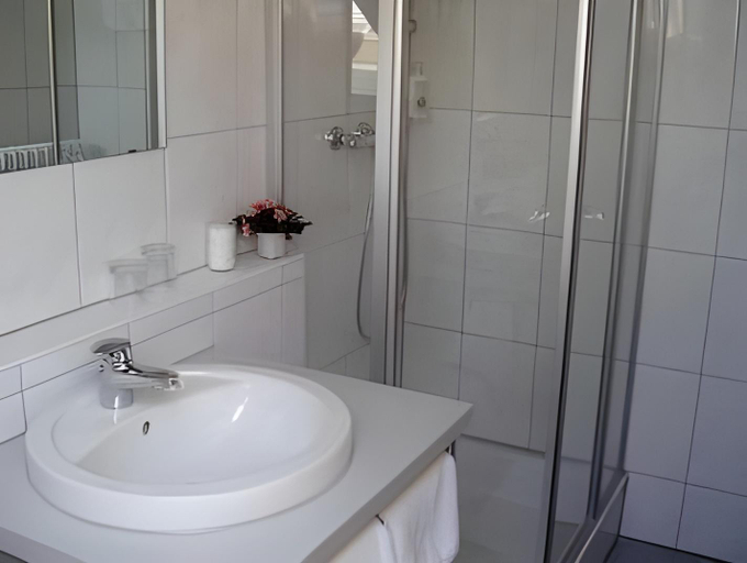 Bathroom 2, Hotel-Restaurant Kohlenbacher-Hof, Emmendingen