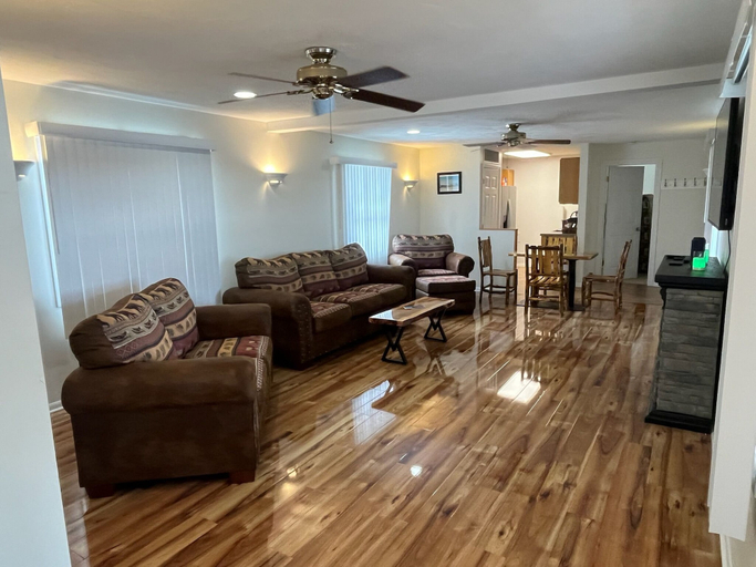 Living area 2, Fox Lakeview Lodge, Steuben
