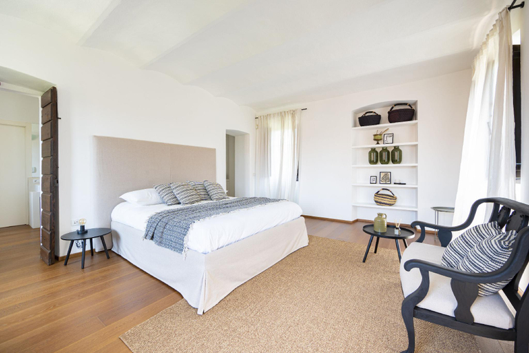 Bedroom 4, Les Arcs, Novara