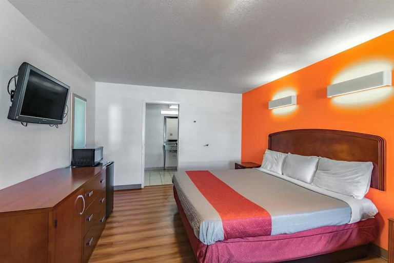 Bedroom 4, Executive Inn, Lee