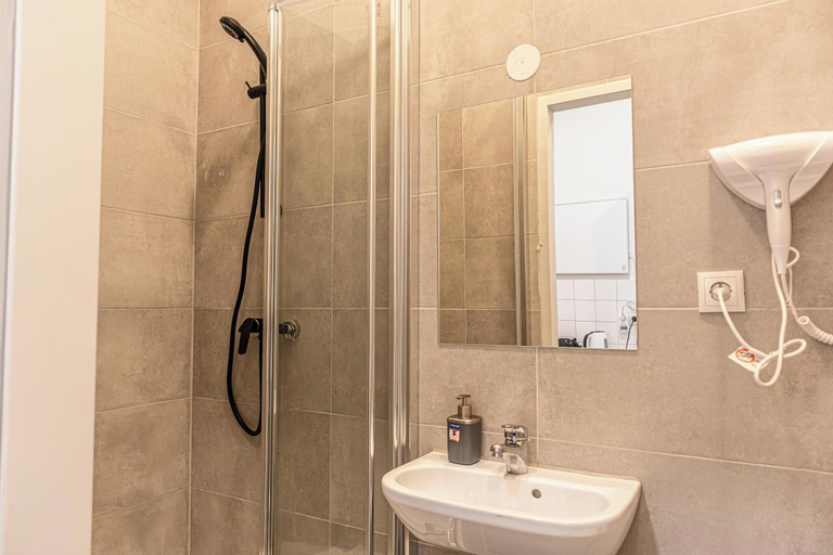 Bathroom 5, Cozy 1BR Apt Next to Schöpfwerk Station, Wien