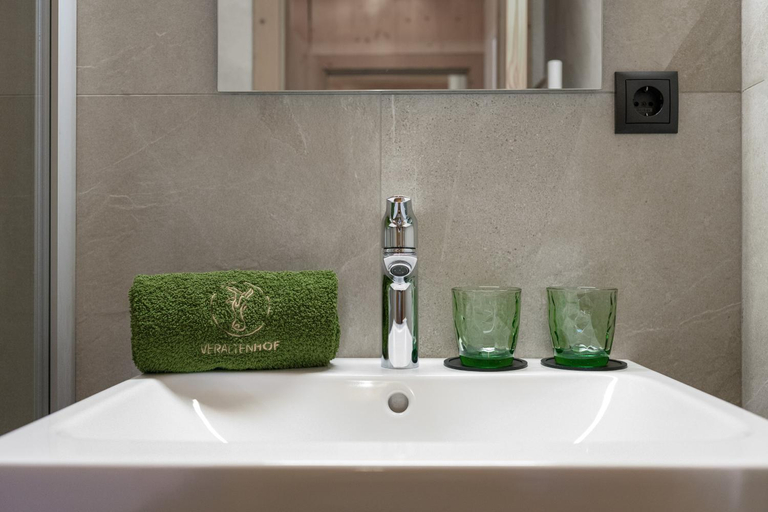 Bathroom 2, Veraltenhof Bed & Breakfast, Bolzano