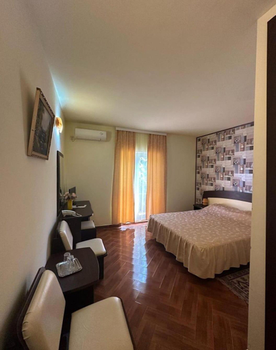 Others 5, Camere Maria, Tuzla
