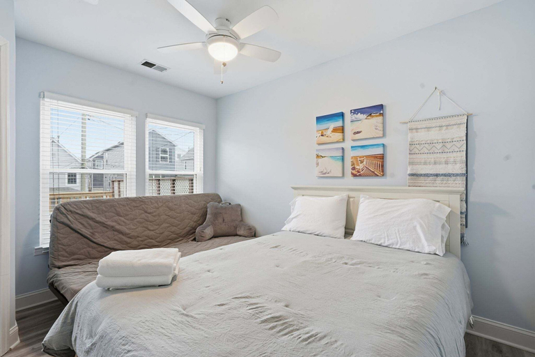 Room 2, Sea Bright Gem Steps To Beach + Parking 4 Bedroom Home, Monmouth