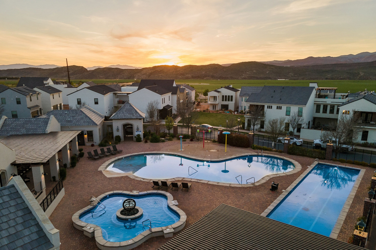 Pool 5, The Ella 3 Bedroom Home, Washington