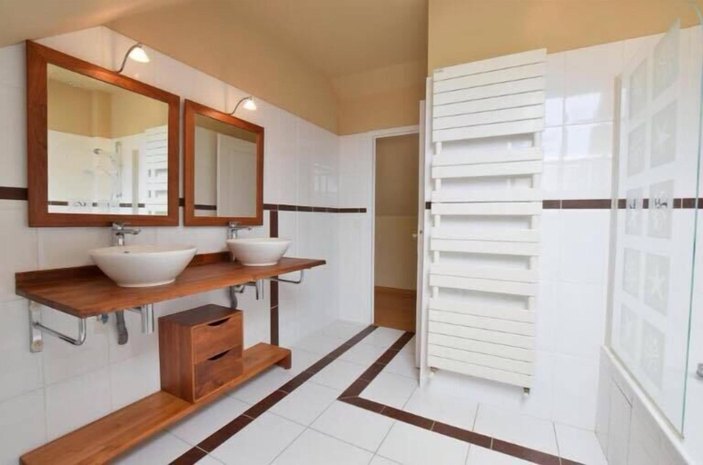 Bathroom 2, Domaine Uraveni, Morbihan