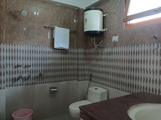 Bathroom, Up Country Lodge, Kullu