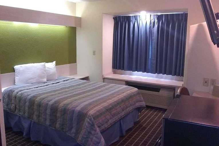 Bedroom 4, Chadron Inn & Suites, Dawes