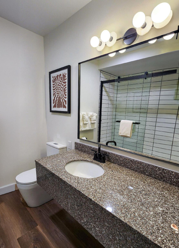 Bathroom 4, Rayland Hotel, Wasco
