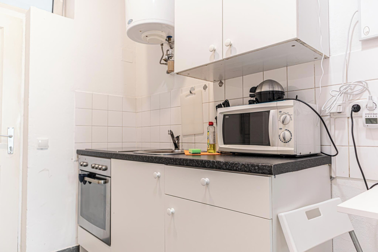 Private kitchen 4, Cozy 1BR Apt Next to Schöpfwerk Station, Wien