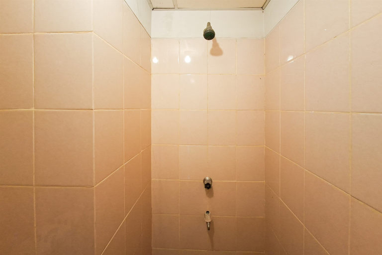 Bathroom 4, Comfortable and Minimalist Studio at Apartment Serpong Greenview By Travelio, Tangerang Selatan