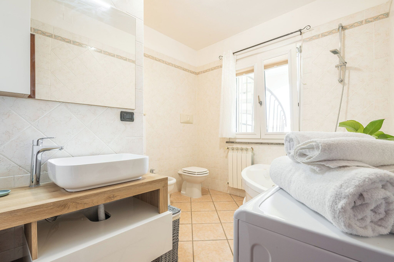 Bathroom 3, AffittaSardegna - Casa Sunrise, Sassari