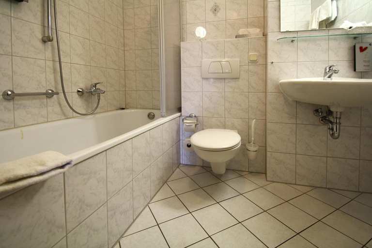Bathroom 3, Wohnung in Tanne mit einem Balkon oder einer Terrasse, Harz