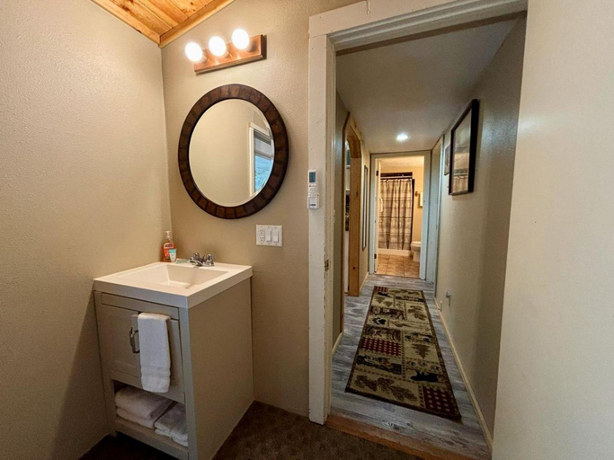 Bathroom 3, Riverfront Motel & Cabins, Sanders