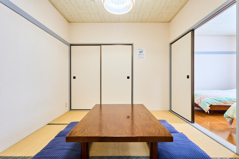 Bedroom 2, Enoshima Apartment Hotel, Fujisawa