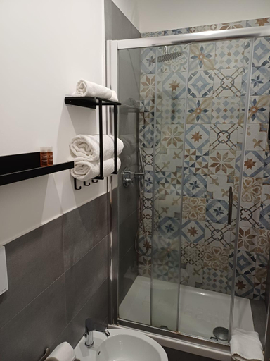 Bathroom 3, B&B Filo 15, Catania