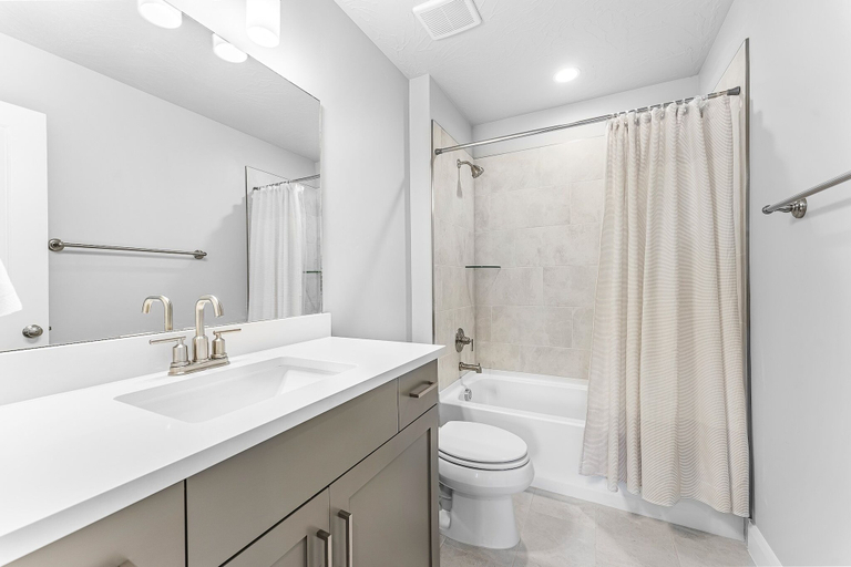 Bathroom 3, Desert Rose Hideaway 5 Bedroom Home, Washington