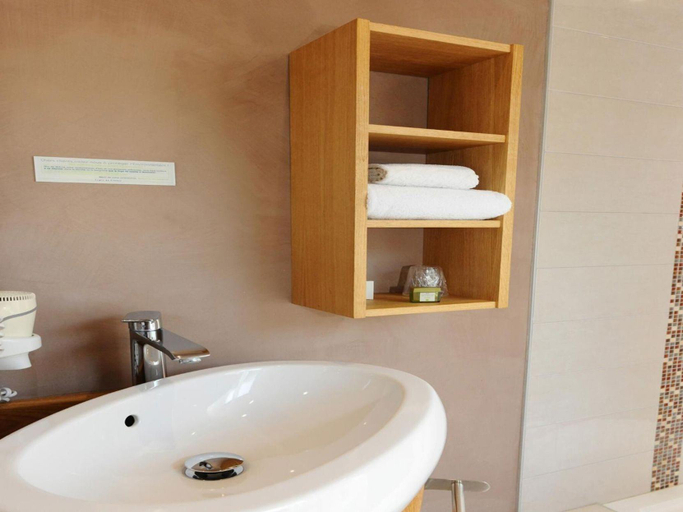 Bathroom, Auberge Des Moulins, Doubs