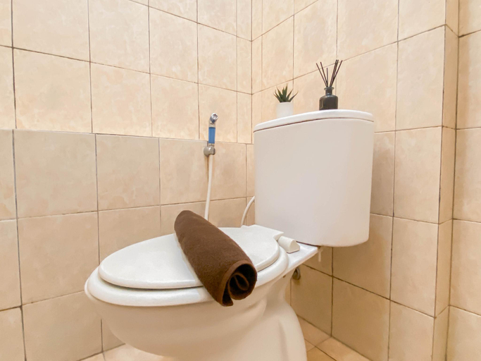 Bathroom 3, Standard Studio Margonda Residence 2 By Travelio, Depok