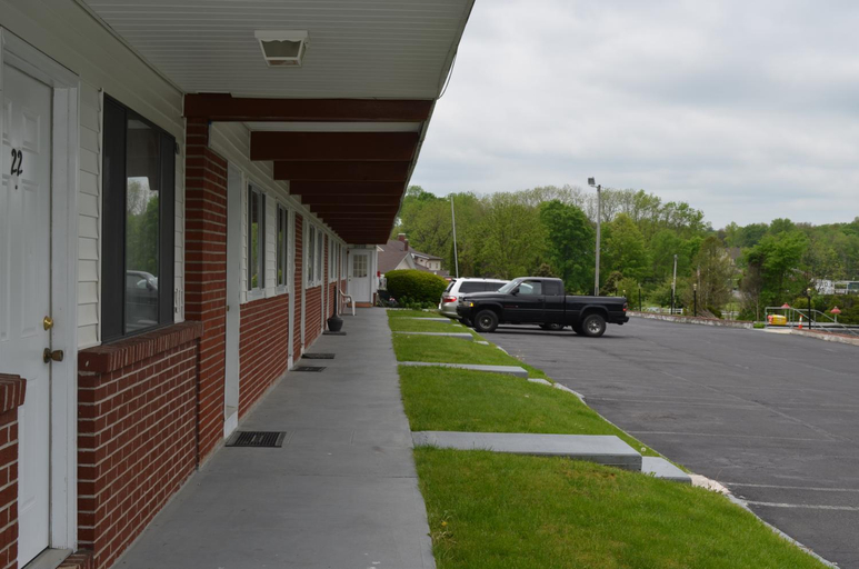Others 5, Paramount Motel Pocono, Monroe