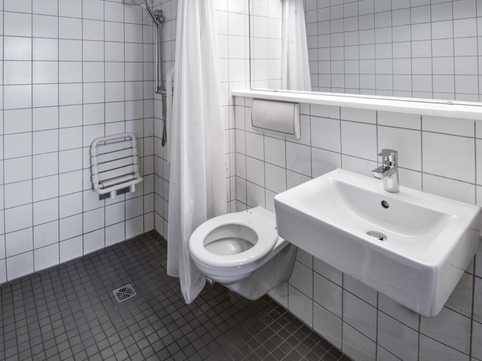 Bathroom 4, B&B HOTEL Offenbach-Kaiserlei, Offenbach am Main