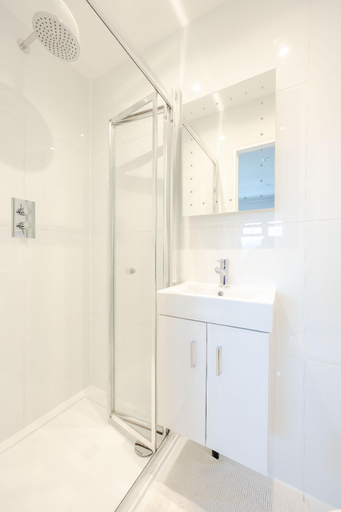 Bathroom 3, Wavertree Hotel, London