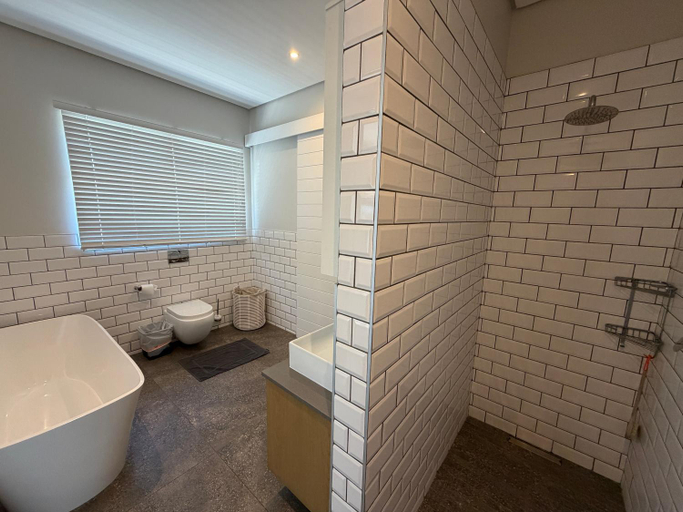 Bathroom 2, Yellow-tail Room, iLembe